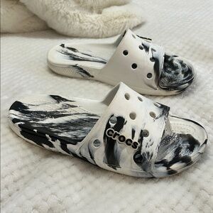 Classic Crocs 10 Women’s Marbled Slip On Sandals Slides Black and White chic
